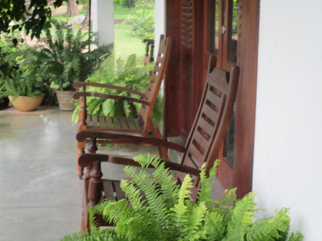 Hotel Shalini Anuradhapura Buitenkant foto