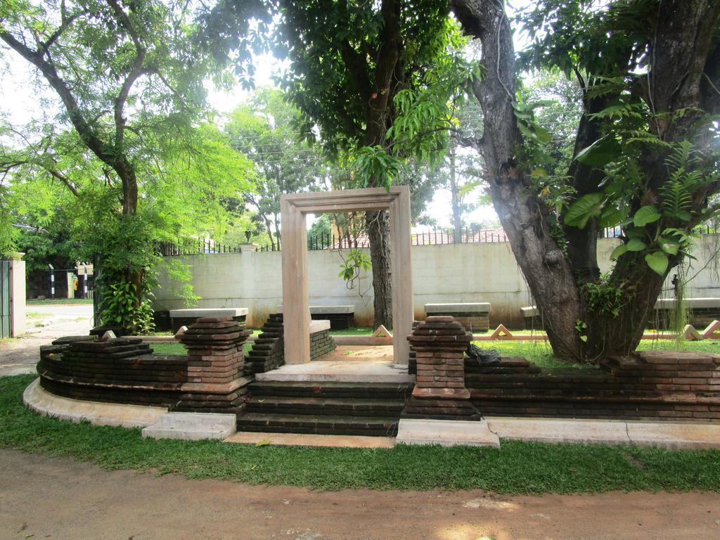 Hotel Shalini Anuradhapura Buitenkant foto