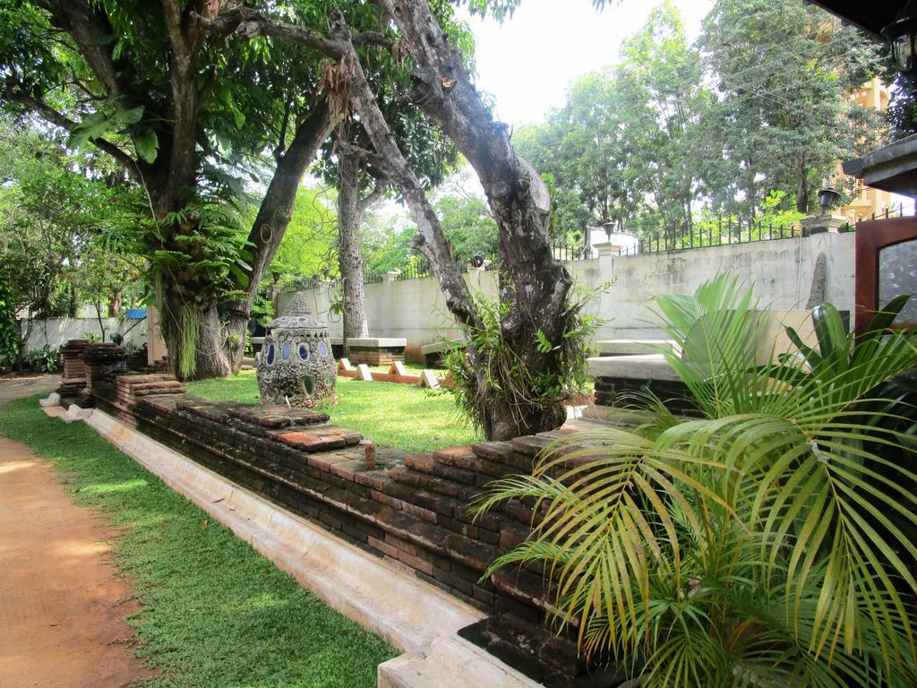 Hotel Shalini Anuradhapura Buitenkant foto