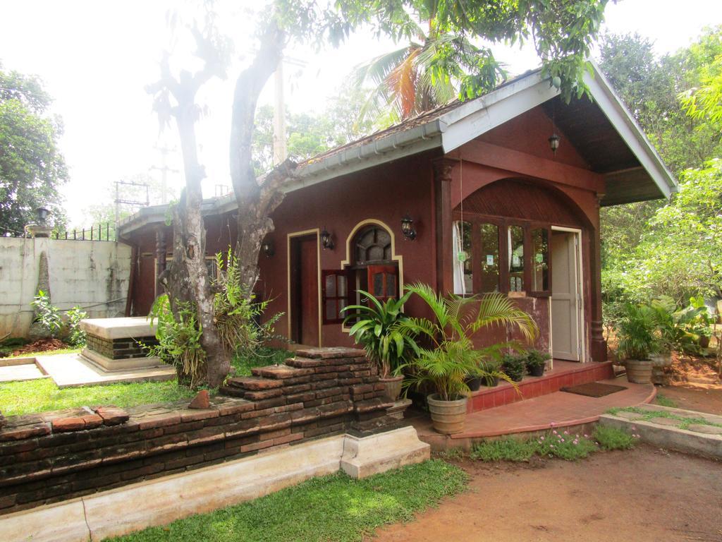 Hotel Shalini Anuradhapura Buitenkant foto