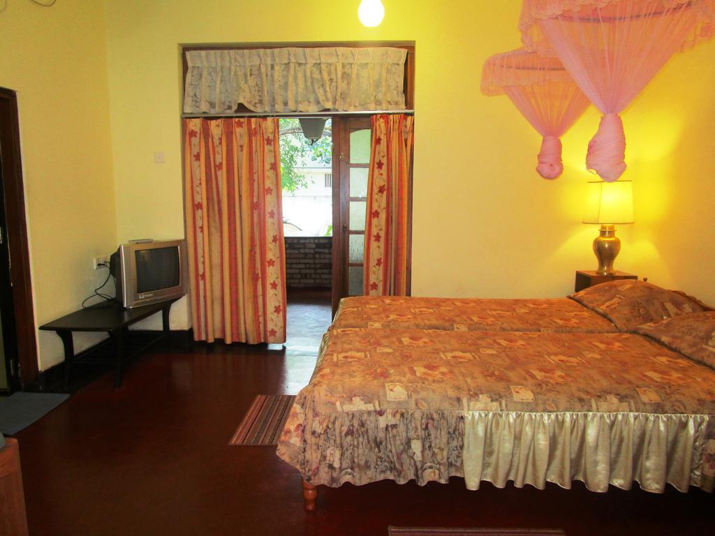 Hotel Shalini Anuradhapura Buitenkant foto