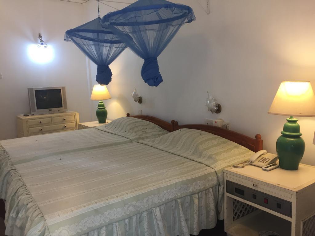 Hotel Shalini Anuradhapura Buitenkant foto