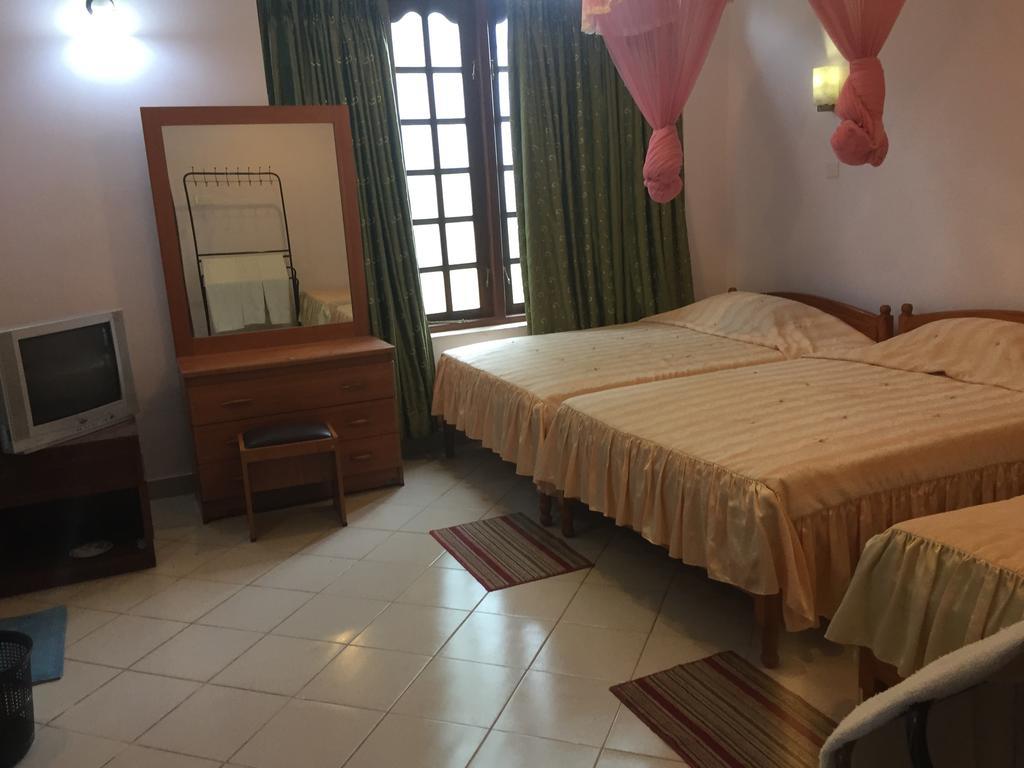 Hotel Shalini Anuradhapura Buitenkant foto