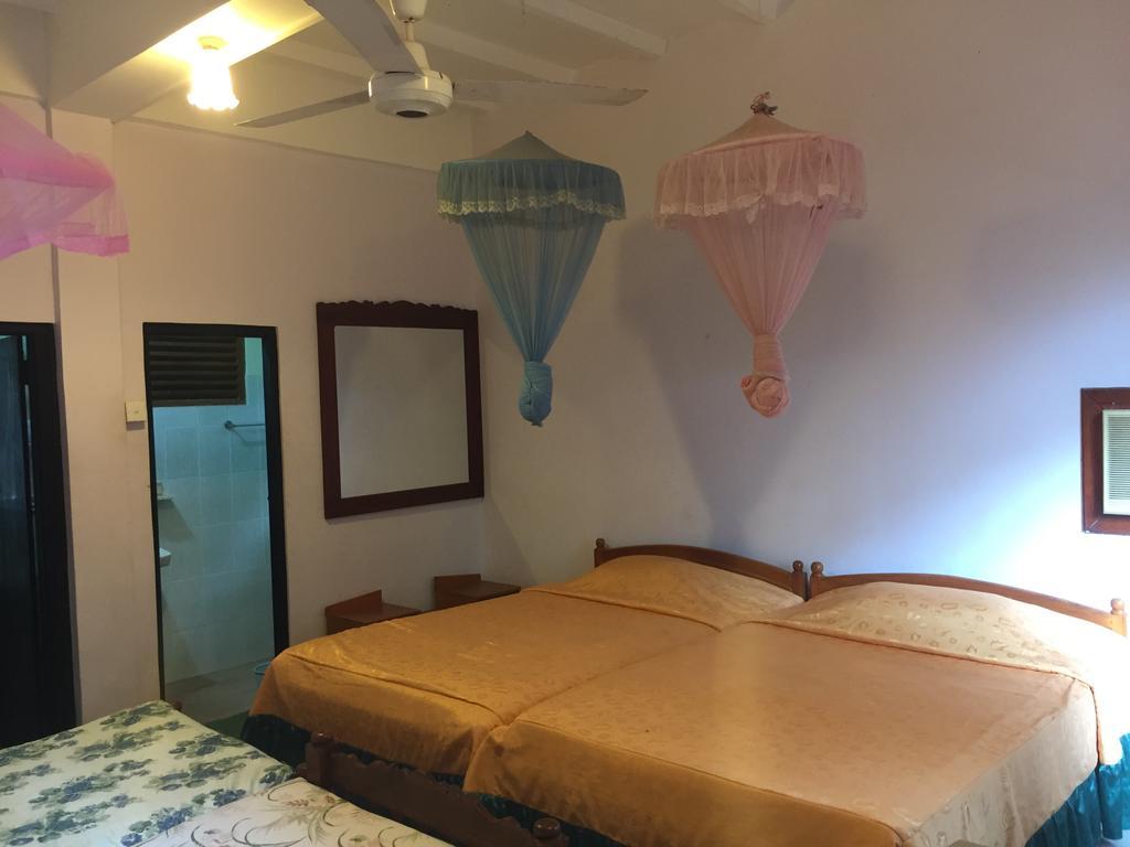 Hotel Shalini Anuradhapura Buitenkant foto