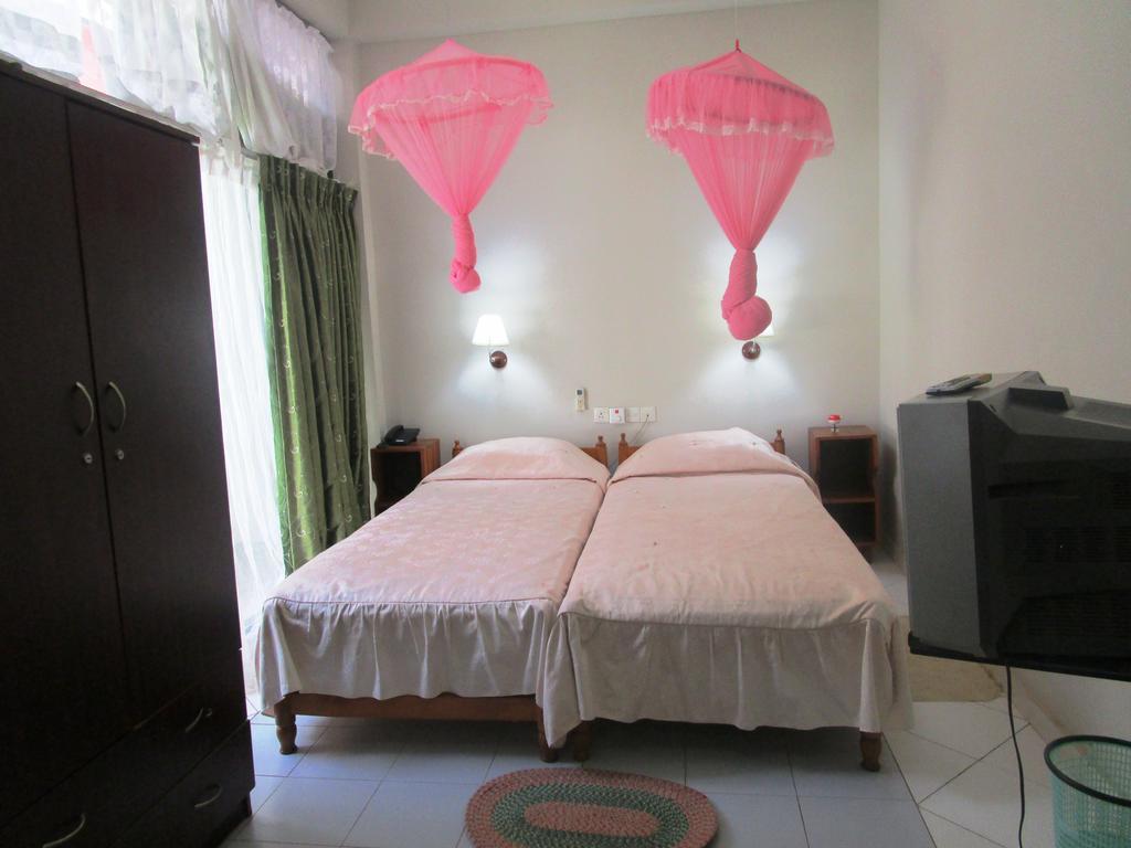 Hotel Shalini Anuradhapura Buitenkant foto