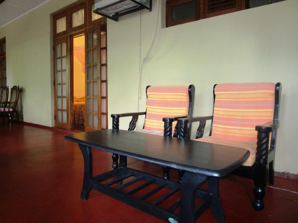 Hotel Shalini Anuradhapura Buitenkant foto