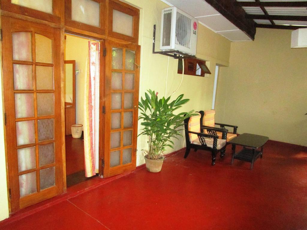 Hotel Shalini Anuradhapura Buitenkant foto