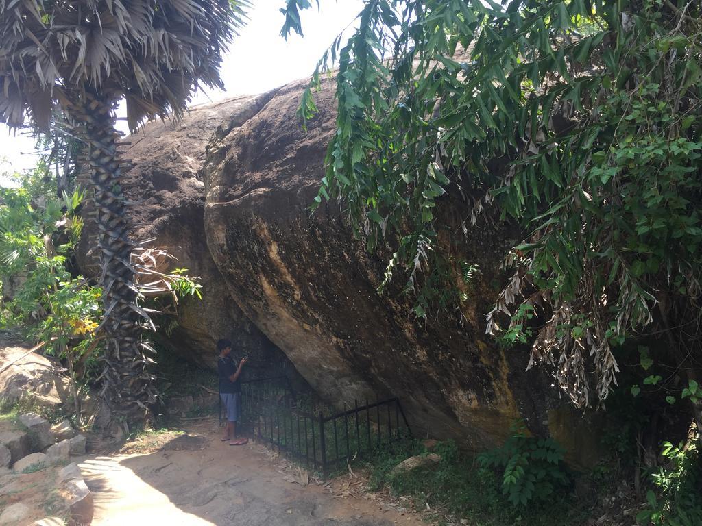 Hotel Shalini Anuradhapura Buitenkant foto